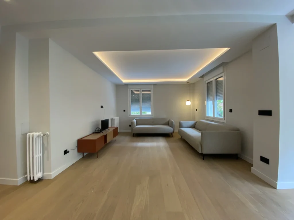 Reforma salón de vivienda en calle Bruselas iluminación LED indirecta muebles minimalistas