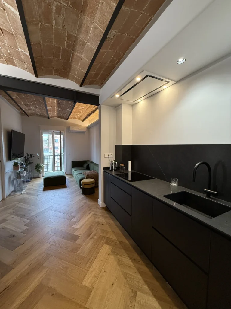 Cocina y salón de diseño eliminando muro de carga