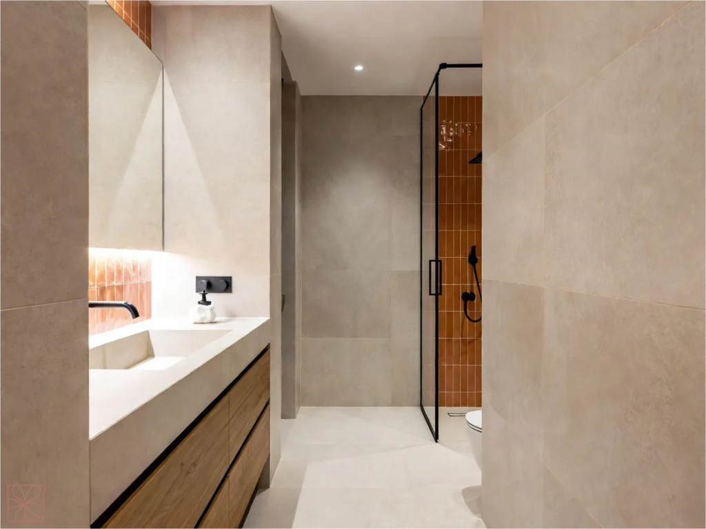 Tendencias azulejos baño porcelánico de gran tamaño color tierra. Mokara Estudio